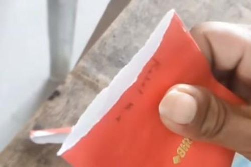 Mở bao lì xì, người đàn ông vô tình xé luôn tiền bên trong