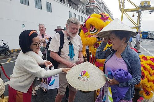 Siêu du thuyền Crystal Symphony đưa 800 du khách Mỹ 'xông đất' Đà Nẵng