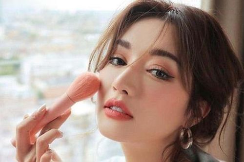 'Bỏ túi' 4 bí quyết giúp lớp trang điểm lâu trôi khi đi chơi Tết