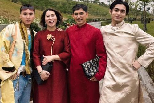 Sơn Tùng - MONO du xuân cùng bố mẹ, khung ảnh hot nhất showbiz Việt ngày Tết Nguyên Đán là đây
