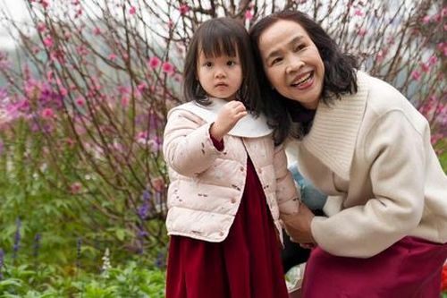 Hà Nội vắng vẻ, yên bình ngày đầu năm, mọi người hân hoan đi chúc Tết, du Xuân