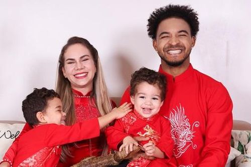 Gia đình Xuân Son diện áo dài đỏ, Huỳnh Như chèo ghe chở dừa gửi lời chúc Tết độc đáo
