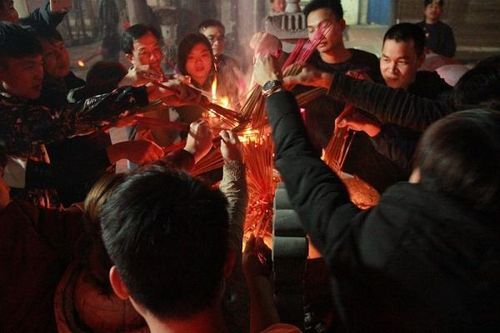 Chùm ảnh: Độc đáo tục xin lửa cầu may đầu năm tại Hà Nam