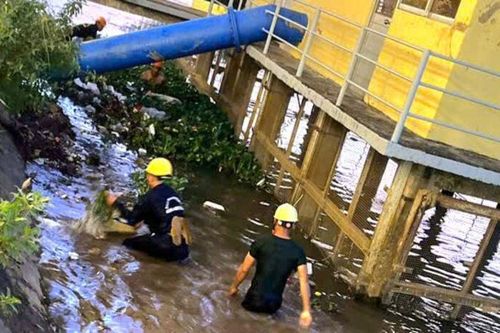 Công nhân môi trường trầm mình vớt rác trong ngày 29 Tết