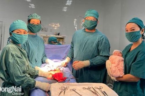 Mổ đẻ kịp thời cho sản phụ nặng gần 100kg tại Xuân Lộc