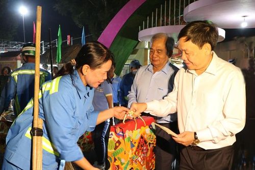Lãnh đạo tỉnh trao tặng quà Tết cho đoàn viên, người lao động làm việc trong đêm giao thừa