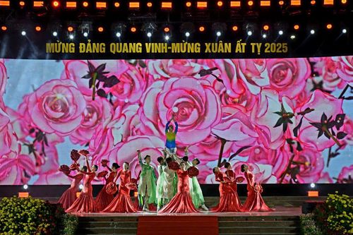 Sa Đéc rực rỡ sắc xuân với chương trình nghệ thuật chào năm mới 2025
