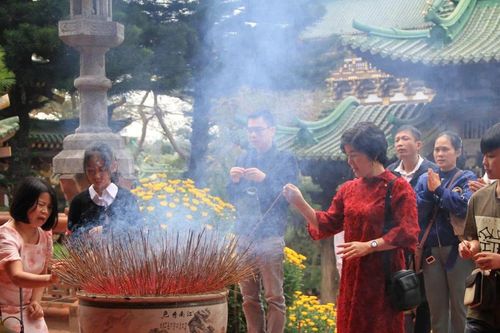 Đầu năm nô nức lễ chùa, tảo mộ và chúc Tết người thân