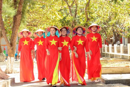 Áo dài tung bay giữa Trường Sa