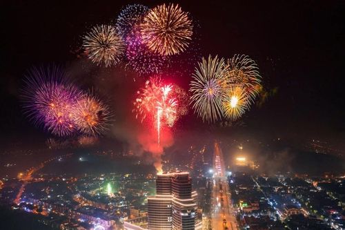 Rực rỡ màn pháo hoa chào đón năm Ất Tỵ 2025
