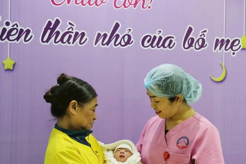 Bệnh viện Sản - Nhi tỉnh đón 'công dân nhí' đầu tiên năm 2025