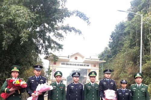 Lực lượng Bộ đội Biên phòng tỉnh Lào Cai (Việt Nam) gặp gỡ, chúc tết lực lượng quản lý, bảo vệ biên giới phía bạn