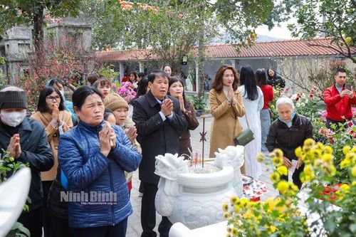 Người dân đi lễ chùa cầu may đầu năm