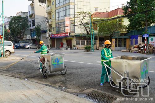 Những người làm việc xuyên Tết