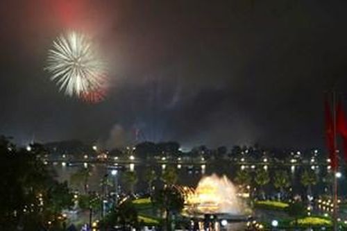 Đón Giao thừa trong mưa