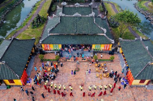 Hoàng cung đón Tết