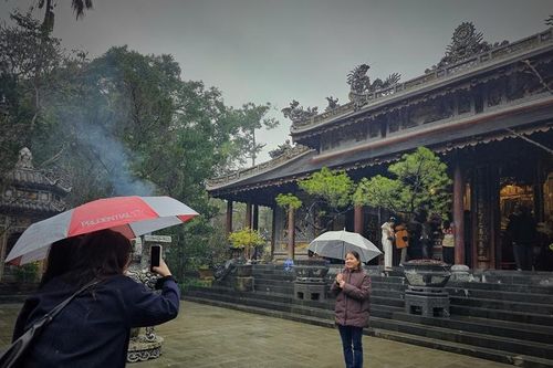 Mặc cho mưa lạnh, người dân vẫn lên chùa lễ Phật từ sáng sớm năm mới