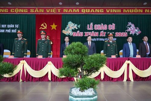 Lãnh đạo thành phố Huế dự lễ chào cờ đầu xuân