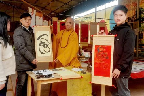 Nghệ An: Người dân nô nức lên chùa lễ Phật ngày đầu năm mới