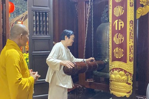 Nguyên Chủ tịch nước Trương Tấn Sang dâng hương đầu Xuân Ất Tỵ tại chùa Pháp Minh