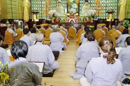 TP.HCM: Hơn 60 Phật tử về chùa Bồ Đề Lan Nhã (Q.6) khai kinh Dược Sư ngày mùng 1 Tết