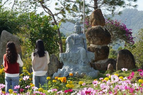 Phật tử đón năm mới vào mùng 1 Tết tại chùa Tây Nguyên