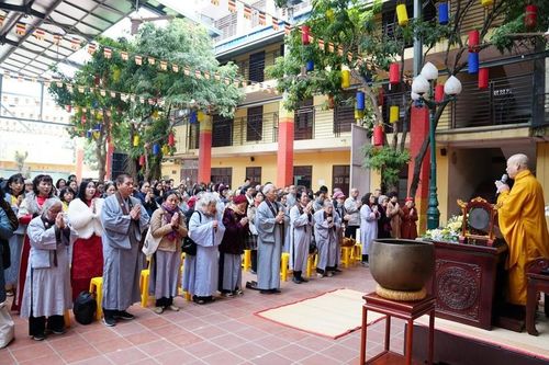 Hà Nội: Phật tử về chùa Bằng lễ Phật trong ngày đầu tiên của năm mới Ất Tỵ