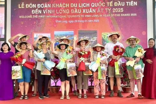Vĩnh Long: Hân hoan chào đón đoàn du khách quốc tế 'xông đất'