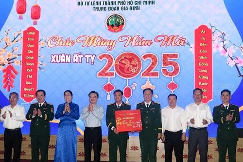 Phó Bí thư Thường trực Thành ủy Hồ Chí Minh Nguyễn Thanh Nghị thăm và chúc Tết các đơn vị trực sẵn sàng chiến đấu trong dịp Tết Ất Tỵ
