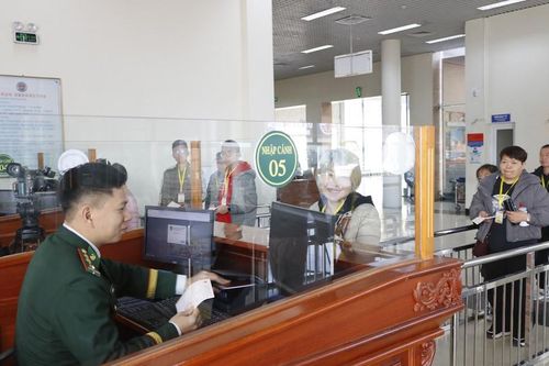Quảng Ninh: Hơn 12.000 người nhập cảnh qua cửa khẩu quốc tế Móng Cái trong ngày đầu năm Ất Tỵ