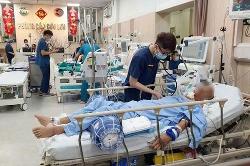 Nơi bệnh viện tuyến đầu: Nhiều bác sĩ không kịp 'ngưng tay' đón Giao thừa