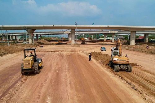 Công nhân, máy móc làm việc xuyên Tết trên công trình trọng điểm của Đồng Nai