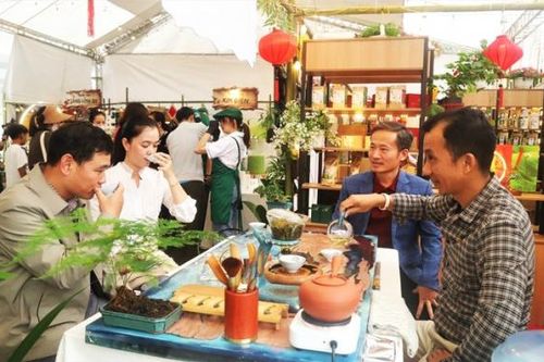Ấm trà ngày Xuân