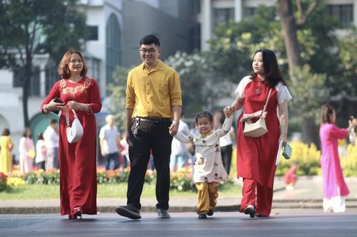 Thời tiết 3 miền khô ráo, người dân tấp nập đi lễ cầu may sau giao thừa
