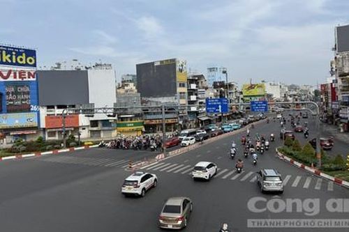 TPHCM ngày đầu năm mới: Đường sá thông thoáng, người dân rộn ràng du xuân