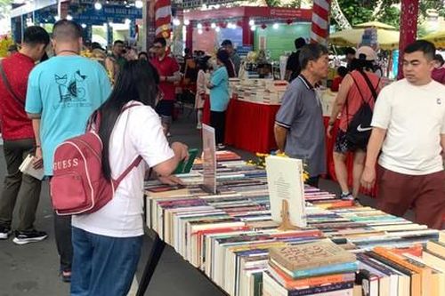 Ngày đầu năm người dân TPHCM 'hòa mình' vào văn hóa đọc