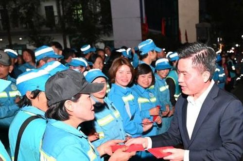 Công nhân môi trường xuyên đêm Giao thừa làm sạch phố phường chào xuân mới