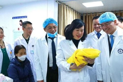 Đón những em bé đầu tiên chào đời trong năm Ất Tỵ 2025