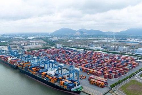 Những tấn hàng đầu tiên cập cảng đầu năm mới