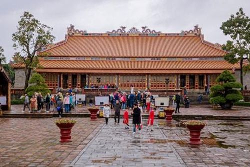 Thăm Hoàng cung Huế sáng mùng 1 Tết Ất Tỵ 2025