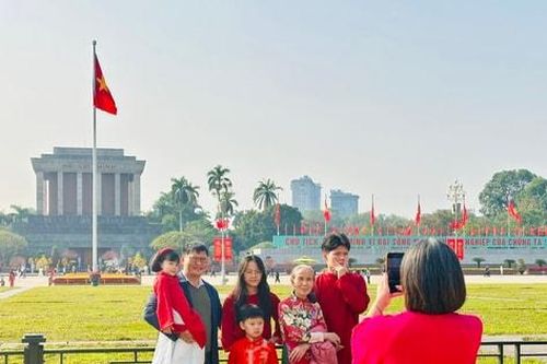 Hà Nội: Các điểm vui chơi đông nghịt du khách vào mùng 1 Tết Ất Tỵ