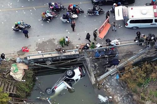 Hiện trường vụ ôtô lao xuống mương ở Nam Định, 7 người tử nạn thương tâm