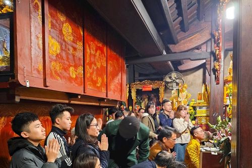 Hà Tĩnh: Đông đảo người dân đến đền Củi chiêm bái đầu năm