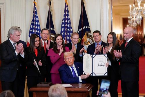 Thắng lợi lập pháp đầu tiên của ông Trump