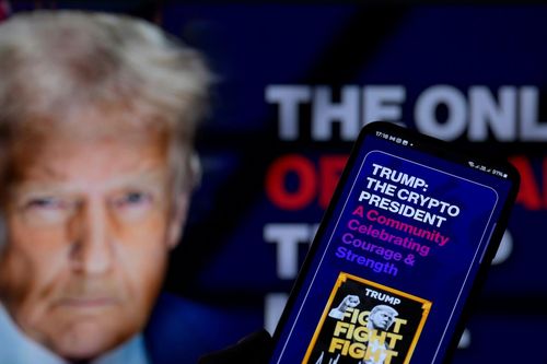 Ông Trump chia giới tiền số thành hai nửa