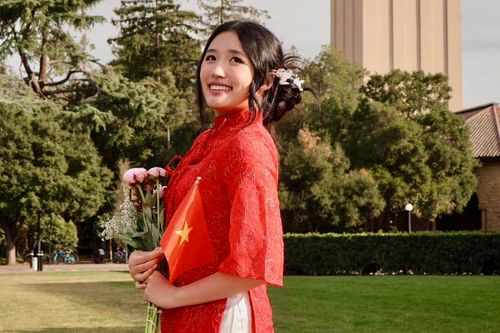 Jenny Huỳnh khoe khéo trường xịn trong bộ ảnh Tết