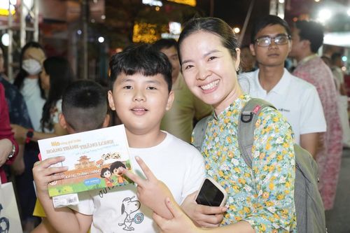 Bộ sách song ngữ 'Hà Nội - Sài Gòn du ký' cho trẻ nhỏ