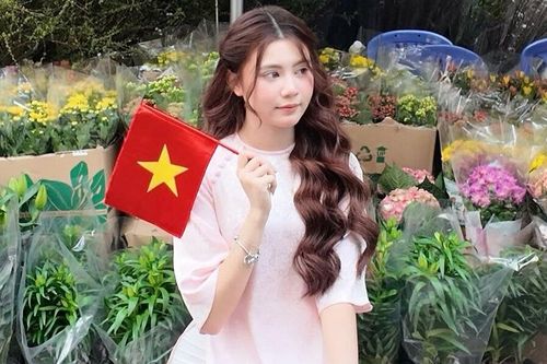 Ái nữ nhà Quyền Linh gây chú ý Mùng 2 Tết