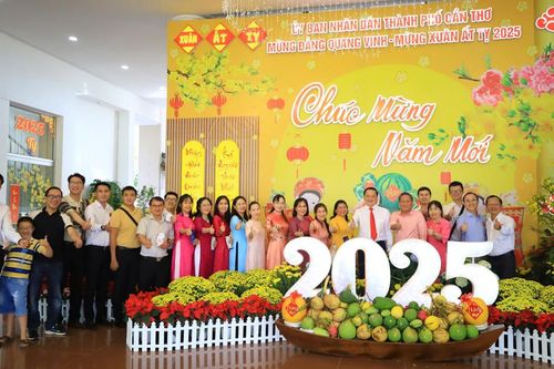 Trụ sở UBND TP Cần Thơ mở cửa đón người dân du Xuân