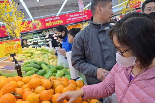 Rau xanh, thủy sản và hoa quả tươi được tiêu thụ nhiều ngày Mùng 2 Tết